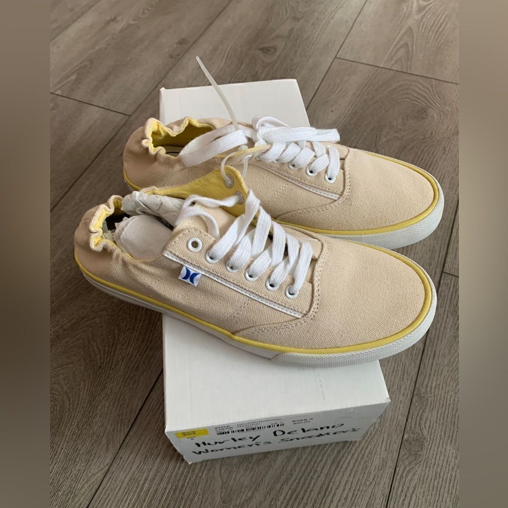 Hurley Delano women’s sneaker. Very beautiful and comfortable.